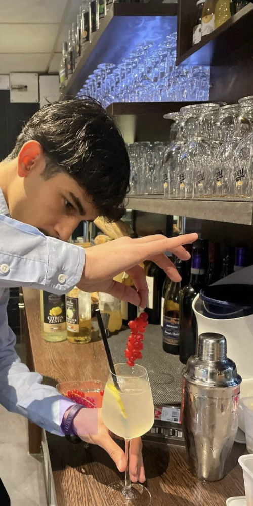 Notre barman en train de préparer des cocktails